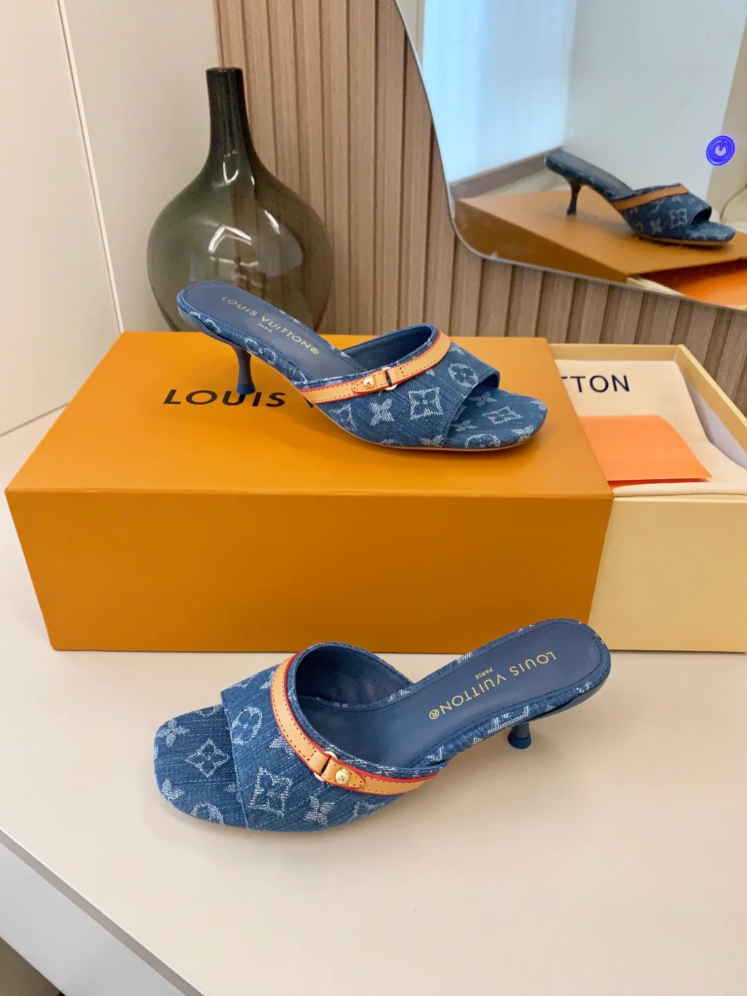 👟👟Ex-factory price p440👟👟 LV ss24 new arrival～Spring and summer single cat heels. The brown leather with tannin color is so brilliant! The perfect kitten heel, which is just right, is high-end, classic, sexy and comfortable, and it has full marks for summer shoes 💯 It is a must-have item to match! Material: Denim➕Cow leather Lining: Full sheepskin for foot pads Outsole: Genuine leather outsole Shoe size: 34-40